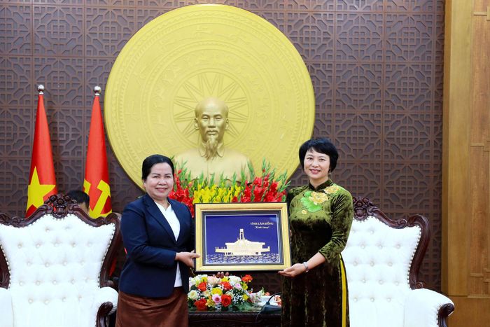 Lãnh đạo tỉnh Lâm Đồng trao quà lưu niệm cho đoàn công tác tỉnh Champasak