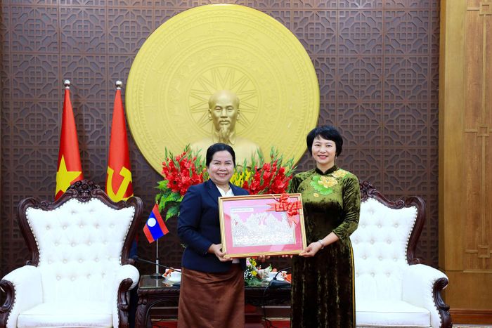 Đoàn công tác tỉnh Champasak trao quà lưu niệm đến lãnh đạo tỉnh Lâm Đồng