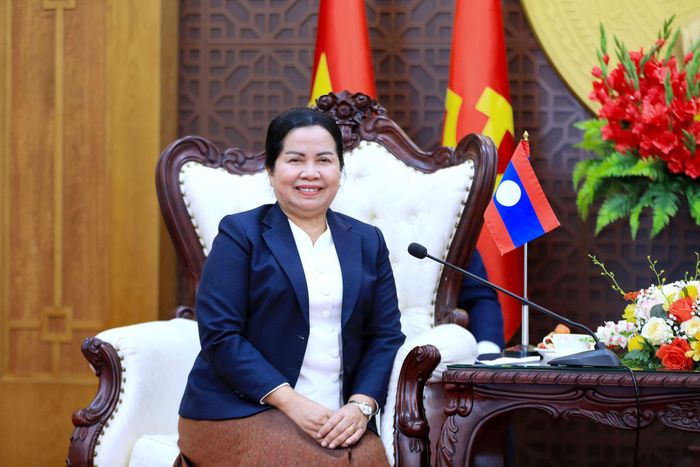 Đồng chí Vadsana Silima, Chủ tịch Ủy ban Mặt trận Lào xây dựng đất nước tỉnh Champasak phát biểu tại buổi tiếp xã giao