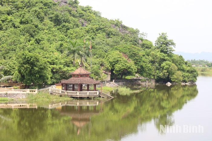 Vực chùa Ông trong quần thể danh thắng Bát Cảnh Sơn.