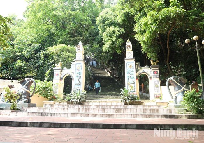 100 bậc đá lên Đền Đức Thánh Tiên Ông nằm trong khu danh thắng Bát Cảnh Sơn.