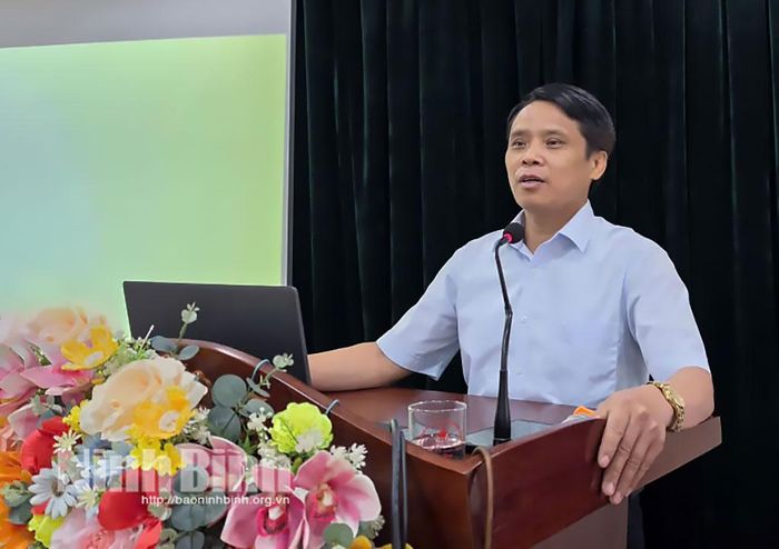 Đại diện Ban Công tác xã hội-Ủy ban MTTQ Việt Nam tỉnh phổ biến nội dung chuyên đề tại hội nghị.