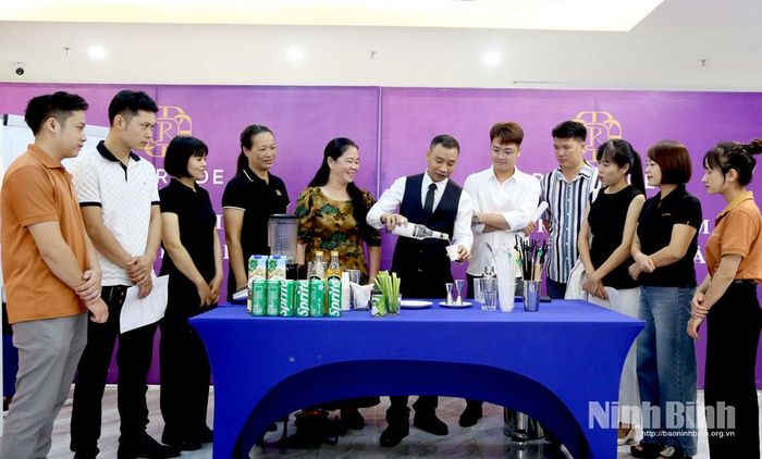 Thạc sĩ Hoàng Quang Thỏa, giảng viên hướng dẫn các học viên thực hành pha chế một số loại đồ uống.