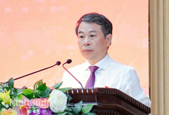 Đồng chí Bùi Hoàng Hà - Ủy viên Ban Thường vụ Tỉnh ủy, Phó Chủ tịch Thường trực HĐND tỉnh phát biểu tại Kỳ họp.