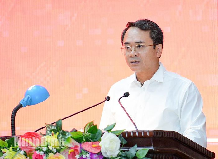 Đồng chí Đặng Xuân Nguyên - Tỉnh ủy viên, Chánh Văn phòng UBND tỉnh trình bày các tờ trình.