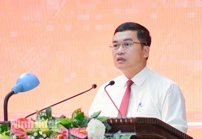 Đồng chí Nguyễn Văn Lượng - Ủy viên Ban Thường vụ Tỉnh ủy, Giám đốc Sở Xây dựng trình bày các tờ trình về lĩnh vực xây dựng.