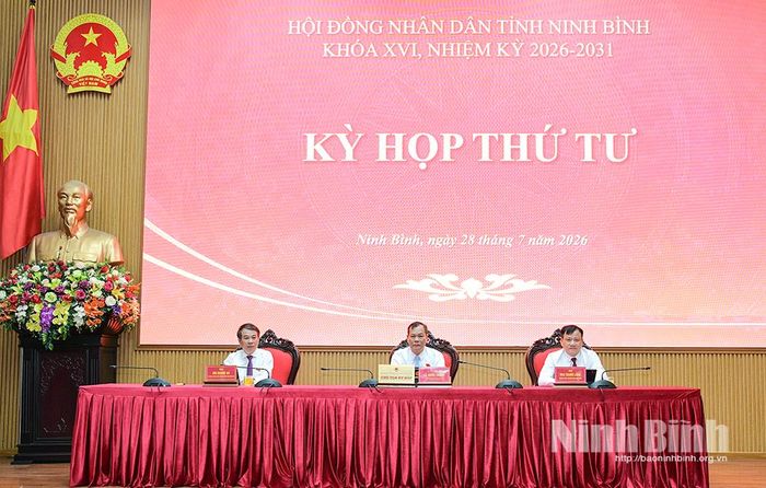 Các đồng chí chủ tọa điều hành Kỳ họp.