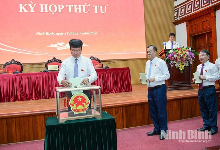 Các đại biểu HĐND tỉnh bỏ phiếu bầu bổ sung ủy viên UBND tỉnh nhiệm kỳ 2026 -2031.