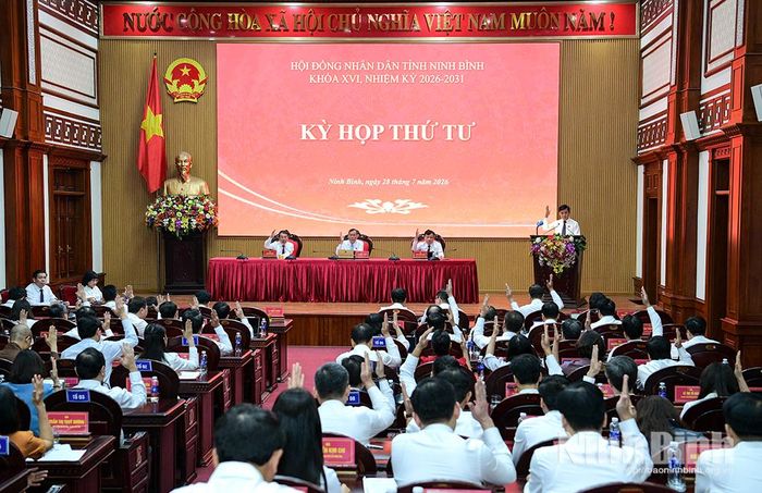 Đại biểu HĐND tỉnh biểu quyết thông qua các nghị quyết kỳ họp.