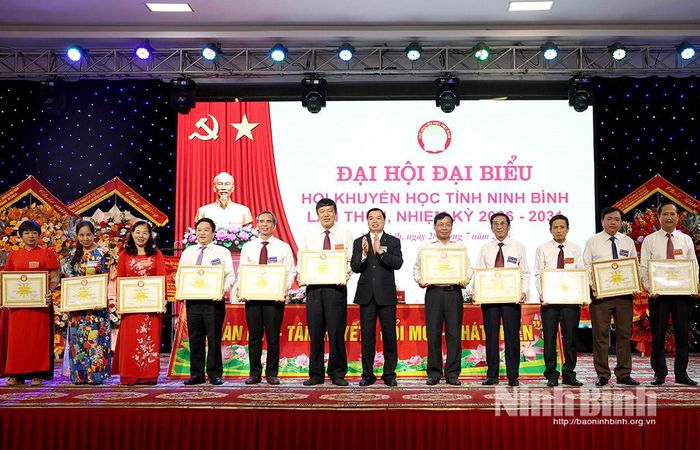 Đồng chí Phó Chủ tịch, kiêm Tổng Thư ký Trung ương Hội Khuyến học Việt Nam Lê Mạnh Hùng trao Bằng khen của Trung ương Hội Khuyến học Việt Nam cho các cá nhân có thành tích xuất sắc trong phong trào khuyến học.