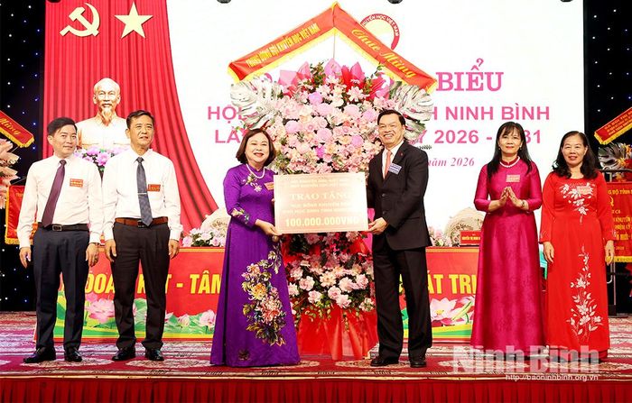 Đồng chí Phó Chủ tịch kiêm Tổng Thư ký Trung ương Hội Khuyến học Việt Nam Lê Mạnh Hùng trao tặng ủng hộ Quỹ Khuyến học tỉnh.