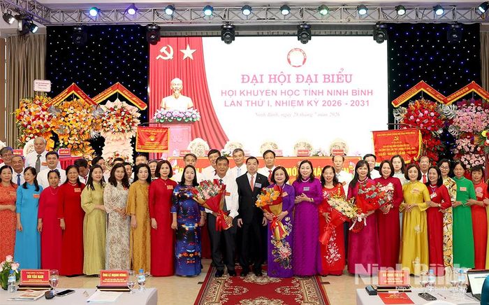 Đồng chí Đinh Thị Lụa, Phó Bí thư Tỉnh ủy, Chủ tịch Ủy ban MTTQ Việt Nam tỉnh và đồng chí Lê Mạnh Hùng, Phó Chủ tịch, kiêm Tổng Thư ký Trung ương Hội Khuyến học Việt Nam tặng hoa chúc mừng Ban Chấp hành Hội Khuyến học tỉnh khóa mới.