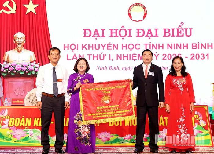 Đồng chí Phó Chủ tịch, kiêm Tổng Thư ký Trung ương Hội Khuyến học Việt Nam Lê Mạnh Hùng trao Cờ Thi đua đơn vị xuất sắc cho Hội Khuyến học tỉnh.