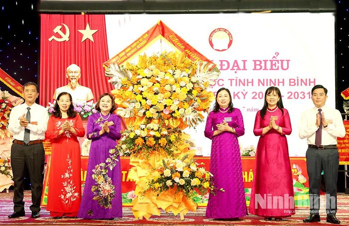 Đồng chí Đinh Thị Lụa, Phó Bí thư Tỉnh ủy, Chủ tịch Ủy ban MTTQ Việt Nam tỉnh tặng hoa chúc mưng Đại hội.