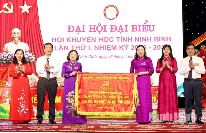 Đồng chí Phó Bí thư Tỉnh ủy, Chủ tịch Ủy ban MTTQ Việt Nam tỉnh Đinh Thị Lụa trao tặng Bức trướng cho Hội Khuyến học tỉnh Ninh Bình.
