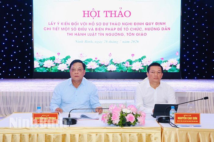 Đồng chí Nguyễn Hải Trung, Thứ trưởng Bộ Dân tộc và Tôn giáo và đồng chí Nguyễn Cao Sơn, Tỉnh ủy viên, Phó Chủ tịch UBND tỉnh chủ trì Hội thảo.