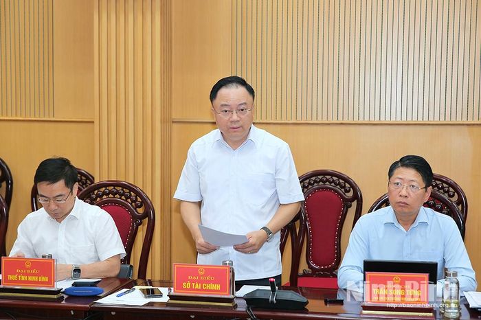 Lãnh đạo Sở Tài chính trình bày các báo cáo tại hội nghị.