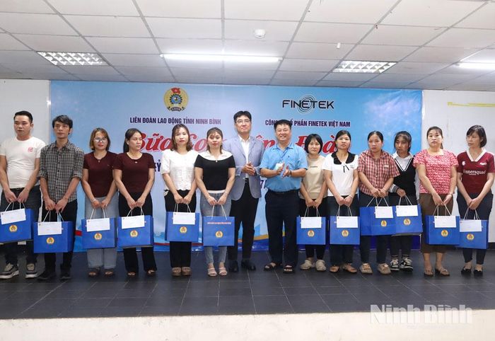 Đại diện Ban Giám đốc Công ty, cán bộ LĐLĐ tỉnh trao quà cho đoàn viên, người lao động có hoàn cảnh khó khăn của Công ty cổ phần Finetek Việt Nam. Ảnh: Lê Dũng