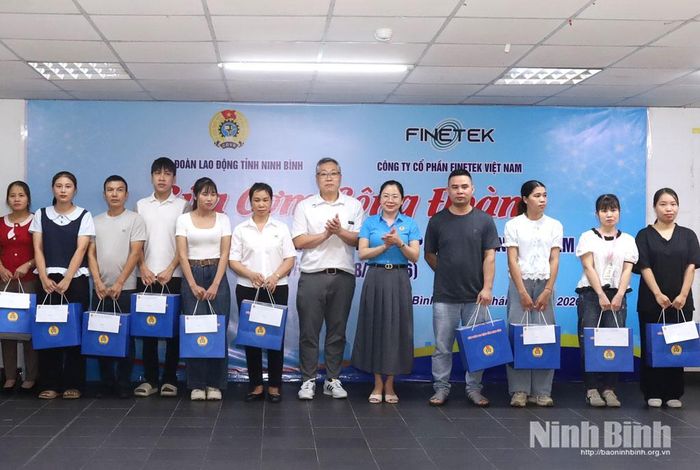 Đại diện Công ty cổ phần Finetek Việt Nam, cán bộ LĐLĐ tỉnh trao quà cho đoàn viên, người lao động có hoàn cảnh khó khăn. Ảnh: Lê Dũng