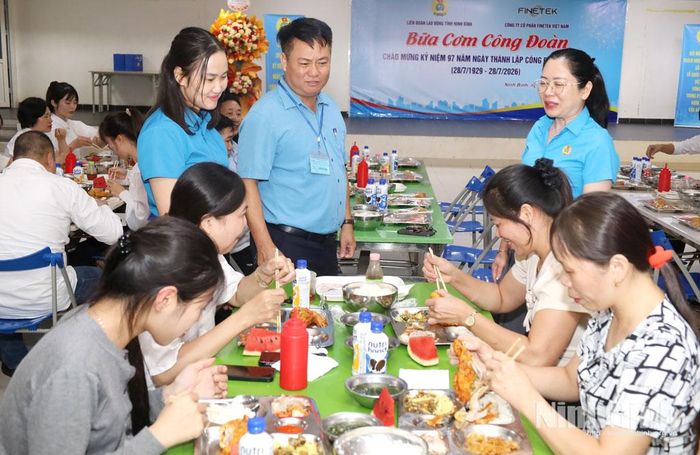 Cán bộ LĐLĐ tỉnh trò chuyện với đoàn viên, người lao động Công ty cổ phần Finetek Việt Nam tại “Bữa cơm Công đoàn”. Ảnh: Lê Dũng