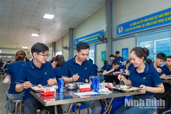 Bữa cơm Công đoàn tràn ngập niềm vui, hạnh phúc của cán bộ, công nhân lao động tại Công ty cổ phần Nhựa Y tế Việt Nam (Khu công nghiệp Tam Điệp). Ảnh: Ngọc Linh