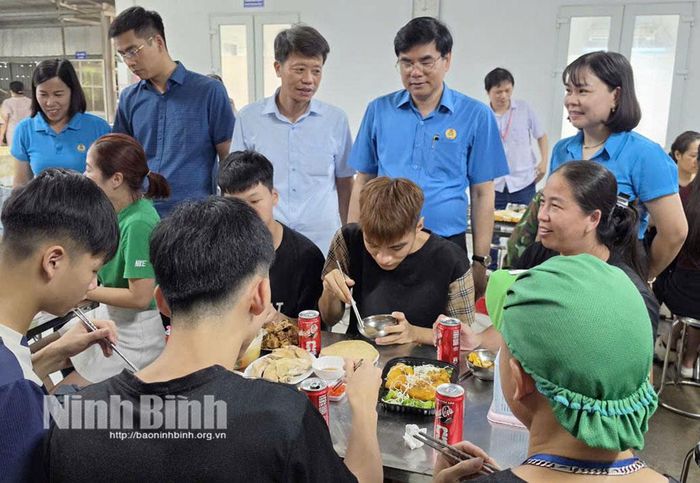 “Bữa cơm công đoàn” tại Công ty Cổ phần Xuất nhập khẩu May Trường Thịnh. Ảnh: Thủy Lam