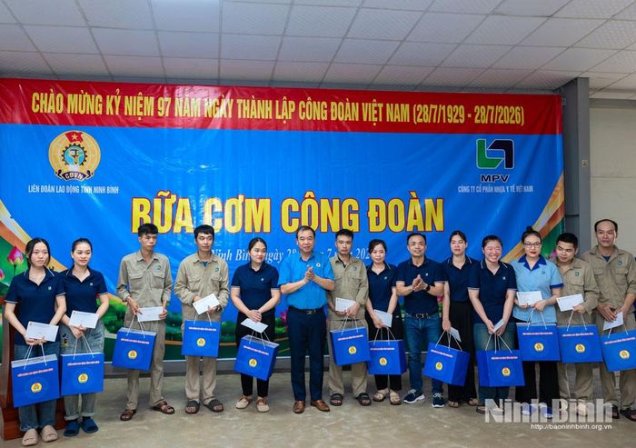 Lãnh đạo LĐLĐ tỉnh và lãnh đạo Công ty tặng quà cho công nhân có hoàn cảnh khó khăn. Ảnh: Ngọc Linh