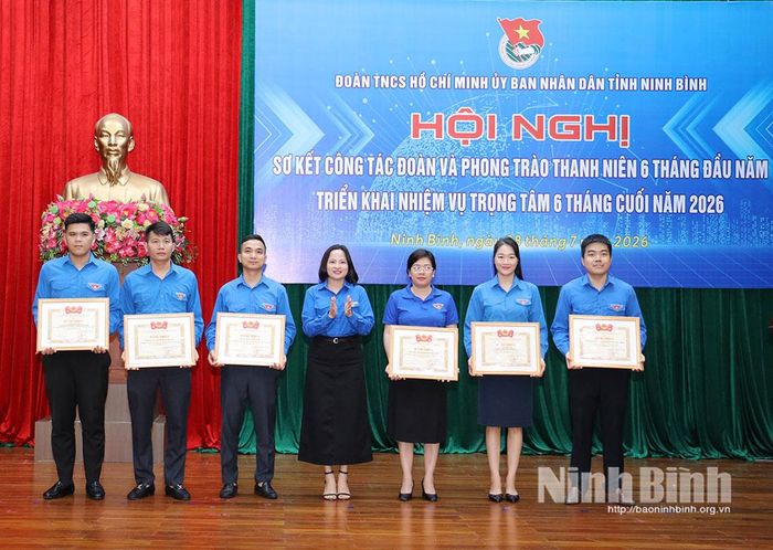 Lãnh đạo Tỉnh đoàn trao Bằng khen của Trung ương Đoàn cho các tập thể, cá nhân có thành tích xuất sắc trong công tác Đoàn và phong trào thanh niên.