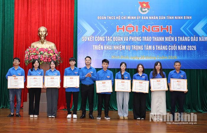 Lãnh đạo Đoàn Thanh niên UBND tỉnh trao Giấy khen cho các tập thể có thành tích xuất sắc trong công tác Đoàn và phong trào thanh niên.