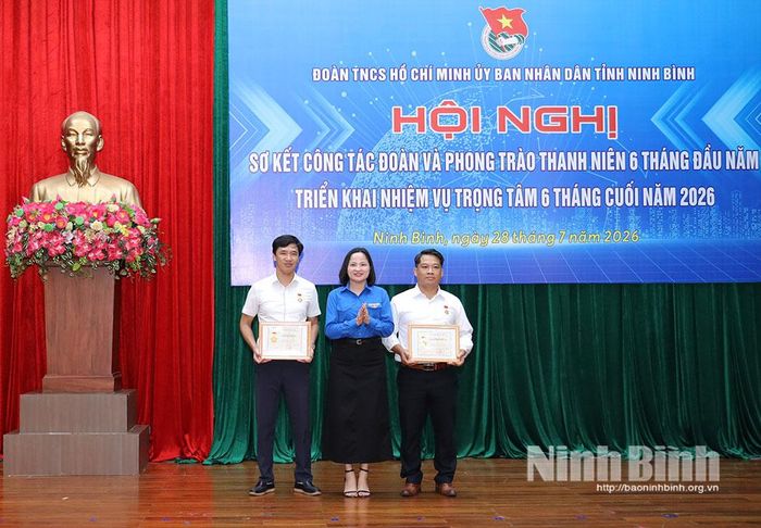 Lãnh đạo Tỉnh đoàn trao Kỷ niệm chương “Vì thế hệ trẻ” của Trung ương Đoàn cho 2 cá nhân có nhiều đóng góp đối với sự nghiệp giáo dục, bồi dưỡng thế hệ trẻ.