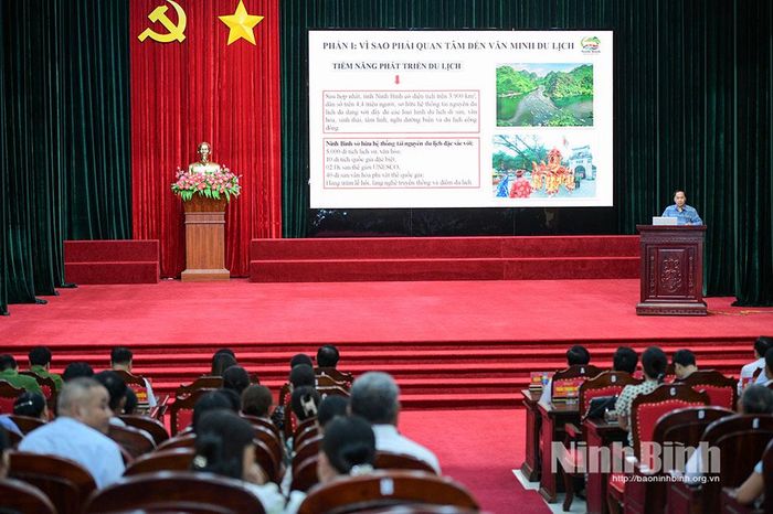 Đại diện báo cáo viên của Sở Du lịch truyền đạt chuyên đề tại hội nghị.