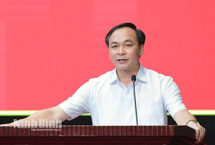 Đồng chí Đặng Anh Tuấn, Tỉnh ủy viên, Phó Trưởng Ban Tuyên giáo và Dân vận Tỉnh ủy phát biểu tại hội nghị.