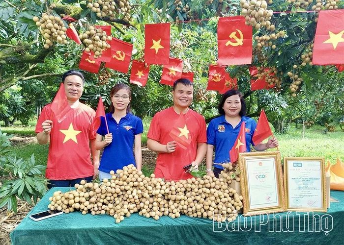 Đồng chí Lê Thị Hải Yến (ngoài cùng bên phải) - Chủ tịch UBND xã Nật Sơn tham gia livestream bán nông sản cho người dân.