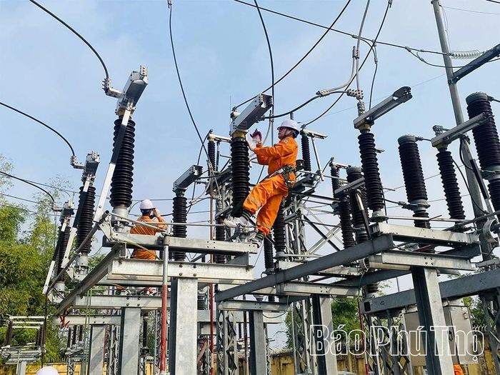 Công nhân kỹ thuật Xí nghiệp Lưới điện cao thế Phú Thọ thực hiện vệ sinh sứ đỡ tại Trạm biến áp 110kV E4.6 Bắc Việt Trì.