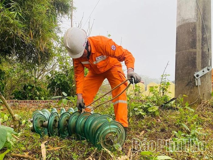 Công nhân Đội Quản lý vận hành đường dây 110kV (Xí nghiệp Lưới điện cao thế Phú Thọ) thay thế chuỗi cách điện đỡ Silicon bằng chuỗi cách điện thủy tinh tại tuyến đường dây Việt Trì – Trung Hà. 