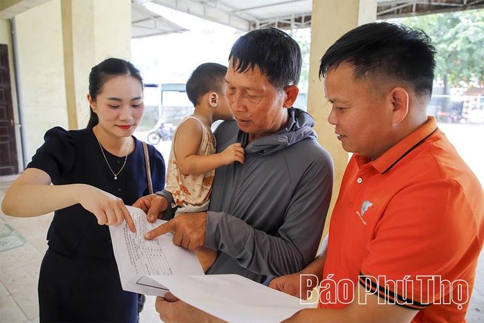Cán bộ xã thường xuyên bám dân, bám địa bàn để tuyên truyền vận động người dân.