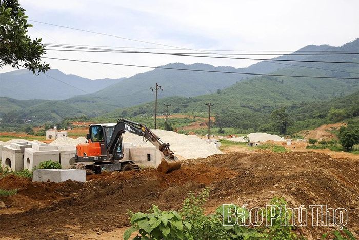 Dưới cái nắng cuối tháng 7, kỹ sư, công nhân vẫn miệt mài chạy đua với thời gian để hoàn thiện từng hạng mục của khu tái định cư tại thôn Cóc Lẫm.