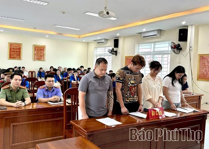 TikToker Hải He cùng một số đoàn viên, thanh niên xã Yên Lạc tham gia đóng vai bị cáo tại phiên tòa giả định.
