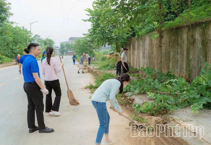 Người dân xã Hạ Hòa tích cực tham gia vệ sinh môi trường, giữ gìn cảnh quan xanh, sạch, đẹp.