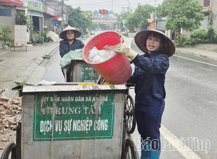Công nhân Trung tâm Dịch vụ sự nghiệp công Hạ Hòa thu gom rác thải sinh hoạt trên các tuyến đường.