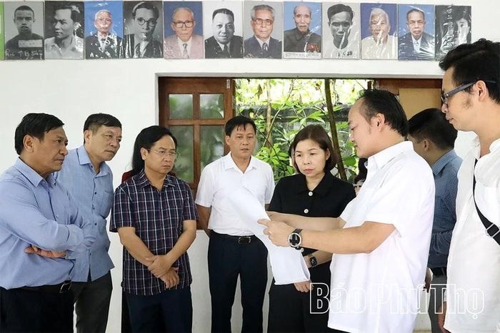 Các đơn vị báo cáo với Phó Chủ tịch UBND tỉnh Phùng Thị Kim Nga tại buổi khảo sát Di tích lịch sử quốc gia Nhà tù Hòa Bình (phường Hòa Bình).