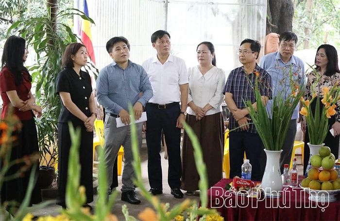 Đoàn khảo sát tại Đền và Đình Thịnh Lang, Di tích lịch sử - văn hóa cấp tỉnh tại phường Hòa Bình. 