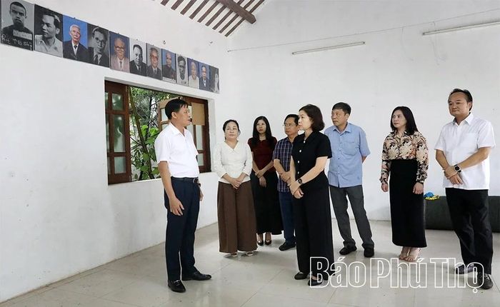 Phó Chủ tịch UBND tỉnh Phùng Thị Kim Nga khảo sát thực tế tại Di tích lịch sử quốc gia Nhà tù Hòa Bình (phường Hòa Bình).