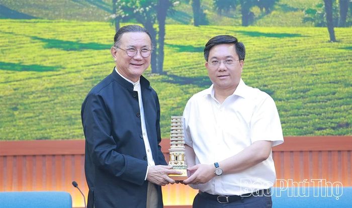 Đồng chí Chủ tịch UBND tỉnh Trần Duy Đông tặng quà lưu niệm cho ông Vikrom Kromadit - Chủ tịch Tập đoàn Amata.