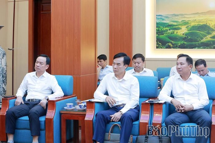 Các đồng chí lãnh đạo tỉnh và các sở, ngành tham dự buổi làm việc.