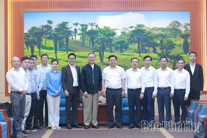 Các đồng chí lãnh đạo tỉnh Phú Thọ chụp ảnh lưu niệm với đoàn công tác. 