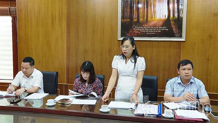 Các thành viên Ban Giám khảo phát biểu tại cuộc họp. 