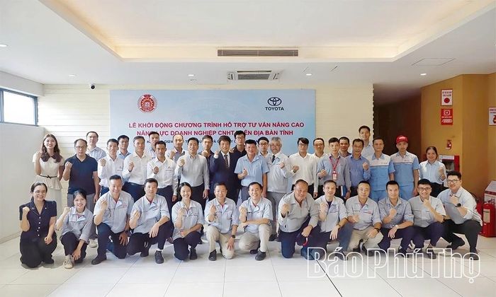 Đại diện các sở, ngành, Công ty Ô tô Toyota Việt Nam và các doanh nghiệp chụp ảnh lưu niệm tại lễ khởi động chương trình.