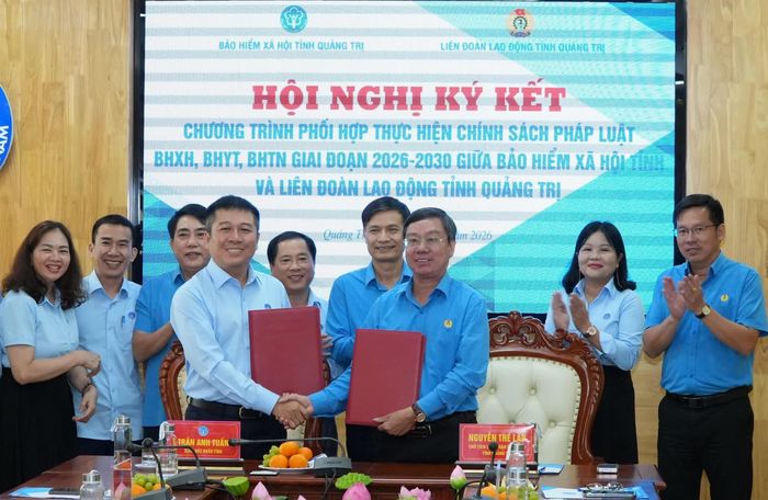 Liên đoàn Lao động tỉnh và Bảo hiểm xã hội tỉnh ký kết quy chế phối hợp hoạt động trong tổ chức thực hiện chính sách, pháp luật về bảo hiểm - Ảnh: H.C