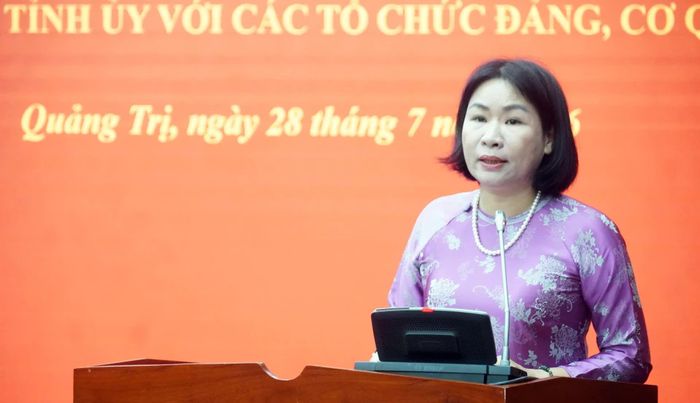 Đồng chí Phạm Thị Minh Huệ, Ủy viên Ban Thường vụ, Chủ nhiệm UBKT Tỉnh ủy trình bày báo cáo một số nội dung thực hiện Quy chế phối hợp - Ảnh: N.M